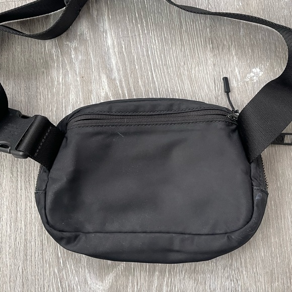 Lululemon Everywhere Black Belt Bag Fanny Pack - Picture 2 of 3